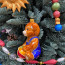 Стеклянная ёлочная игрушка «Медвежонок с мячиком», размер 12х7,5 см.