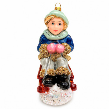 Мальчик на зимних санках, новогодняя игрушка Мальчик на зимних санках, новогодняя игрушка