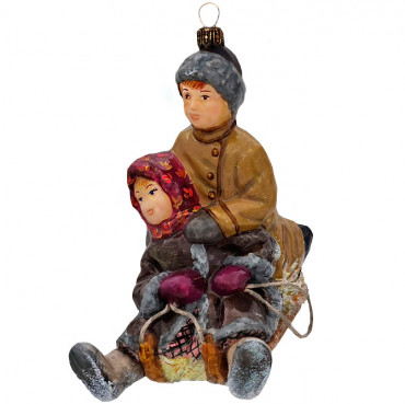 Елочная игрушка «Мчимся с горочки на саночках» в деревянном ларце, Atlas Art. Размер 12х11х8 см.