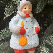 Мальчик с лопаткой