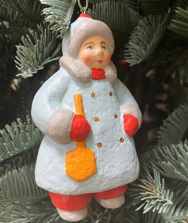 Ёлочная игрушка «Мальчик с лопаткой», папье-маше, подарочная коробочка