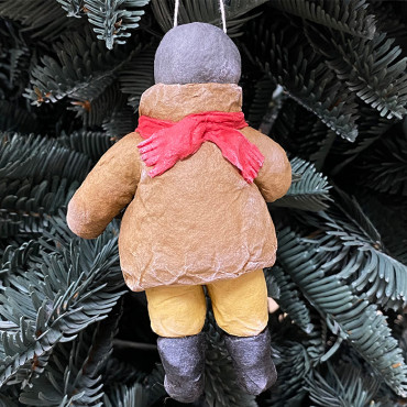 Новогодняя ёлочная игрушка «Мальчик с батоном» в подарочной коробочке.